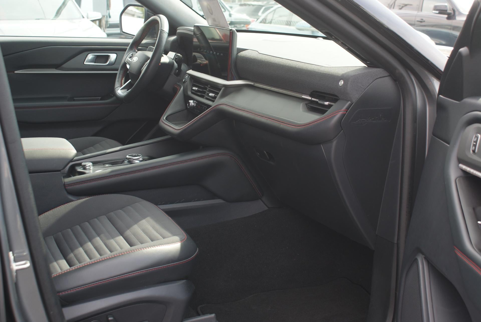 2025 Ford Explorer ST-Line 4WD