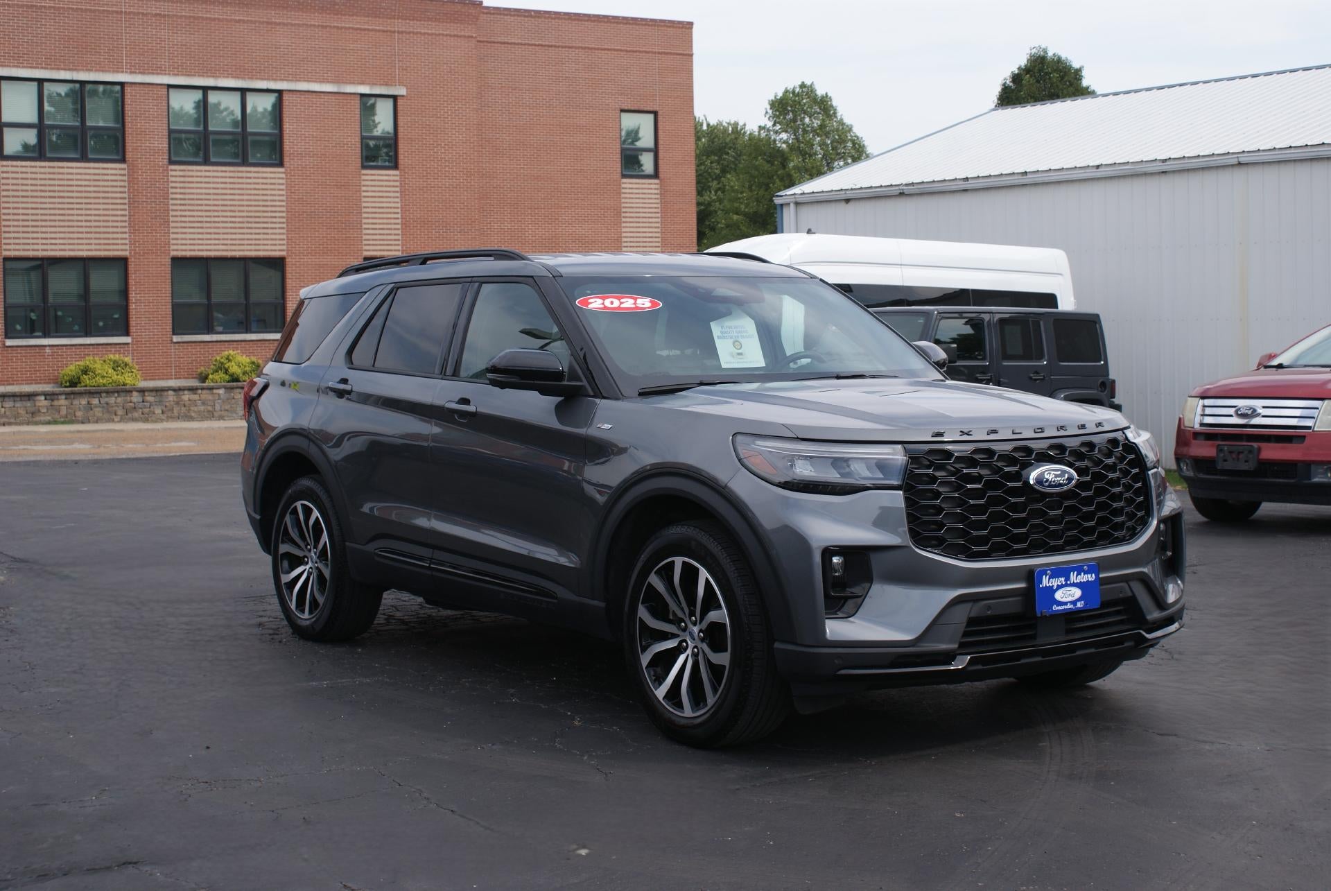 2025 Ford Explorer ST-Line 4WD